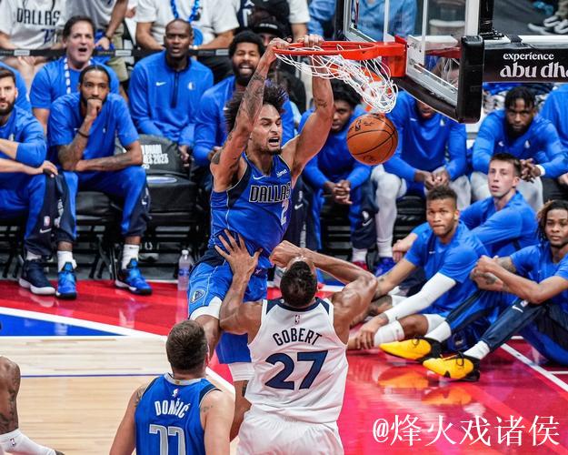 麦克丹尼尔斯吊传 戈贝尔双手暴扣2+1