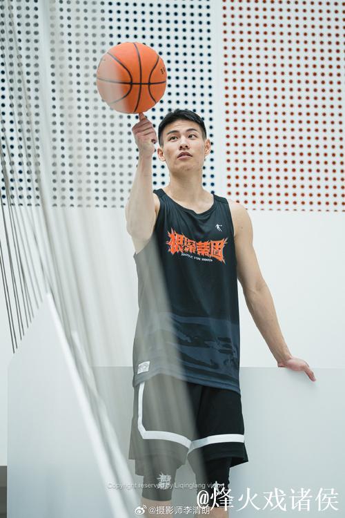 唯快不破!@林秉圣Nelson 持球推进,觅得空隙直杀内线,强硬上篮造成2+1! 唯快不破!@林秉圣Nelson 持球推进,觅得空隙直杀内线,强硬上篮造成2+1!